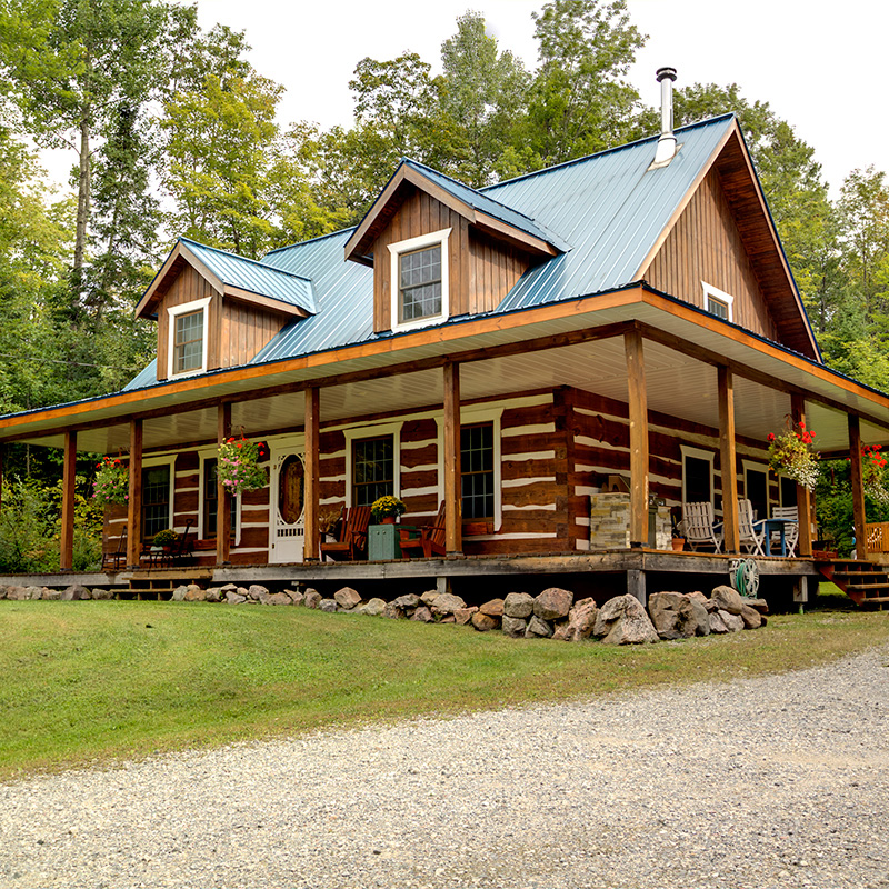 Outside view of log house in Val-Des-Monts Quebec